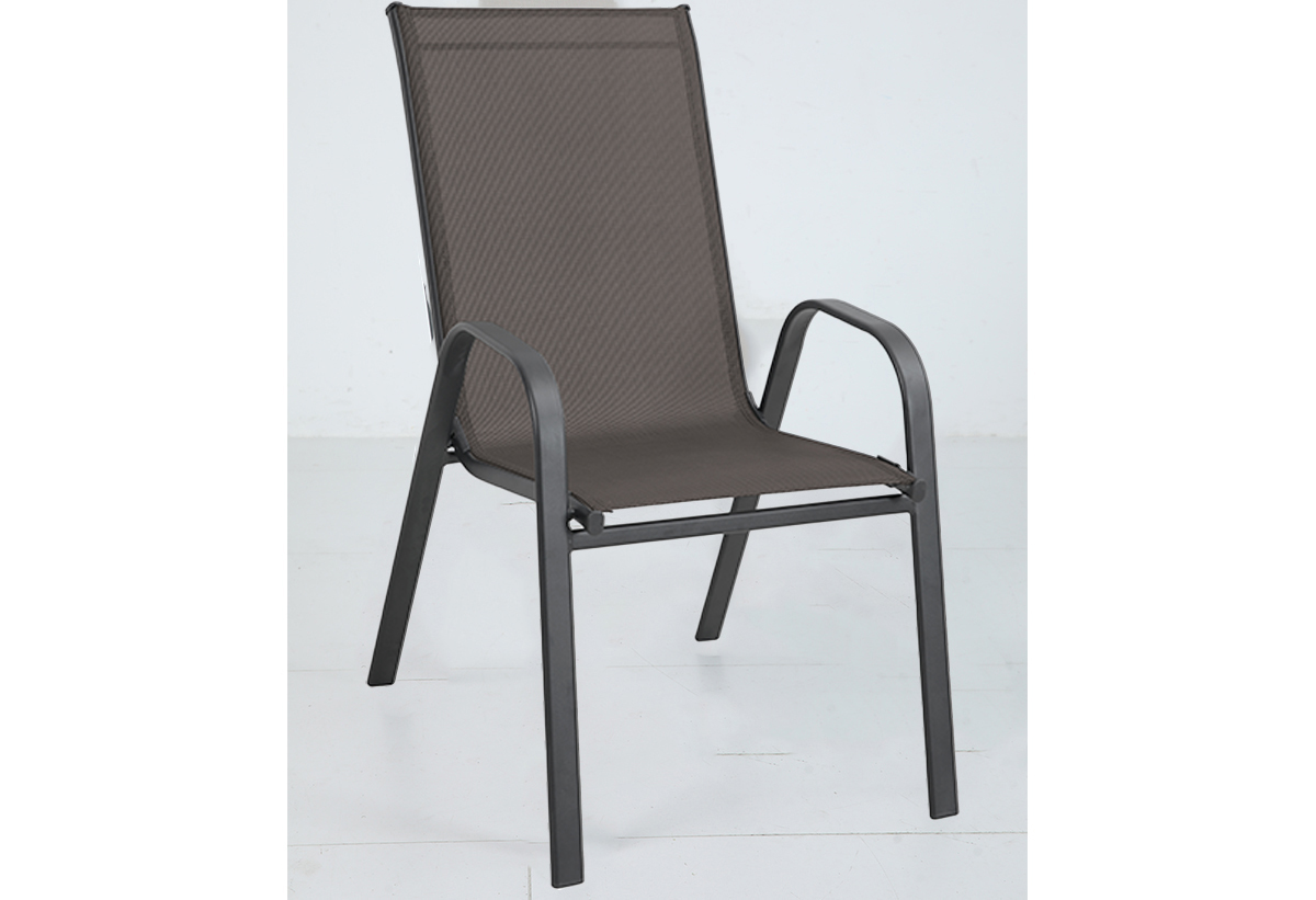 Παρουσιάζει την καρέκλα σε έναν χώρο